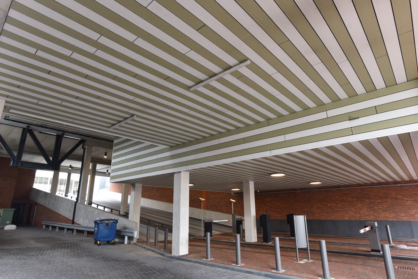 Het gestreepte plafond van de in- en uitrit met betonnen kolommen
