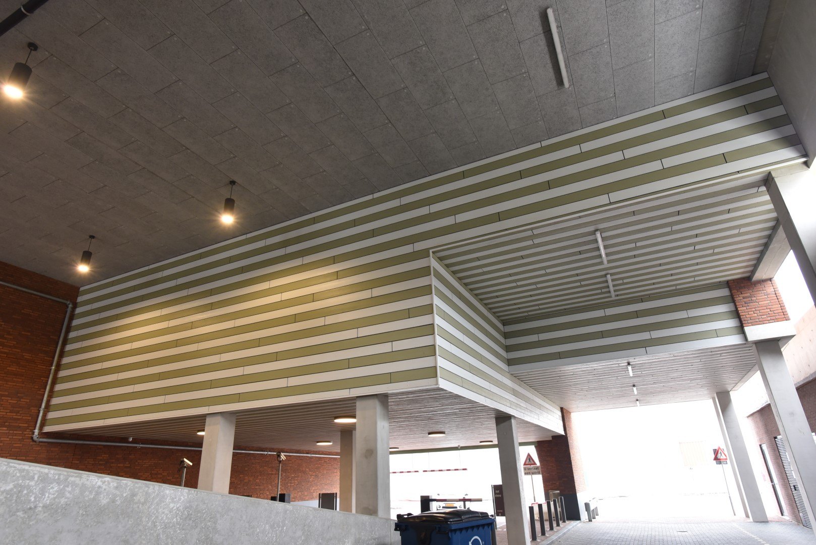Het plafond van de parkeergarage met lampen en de lichte sidings