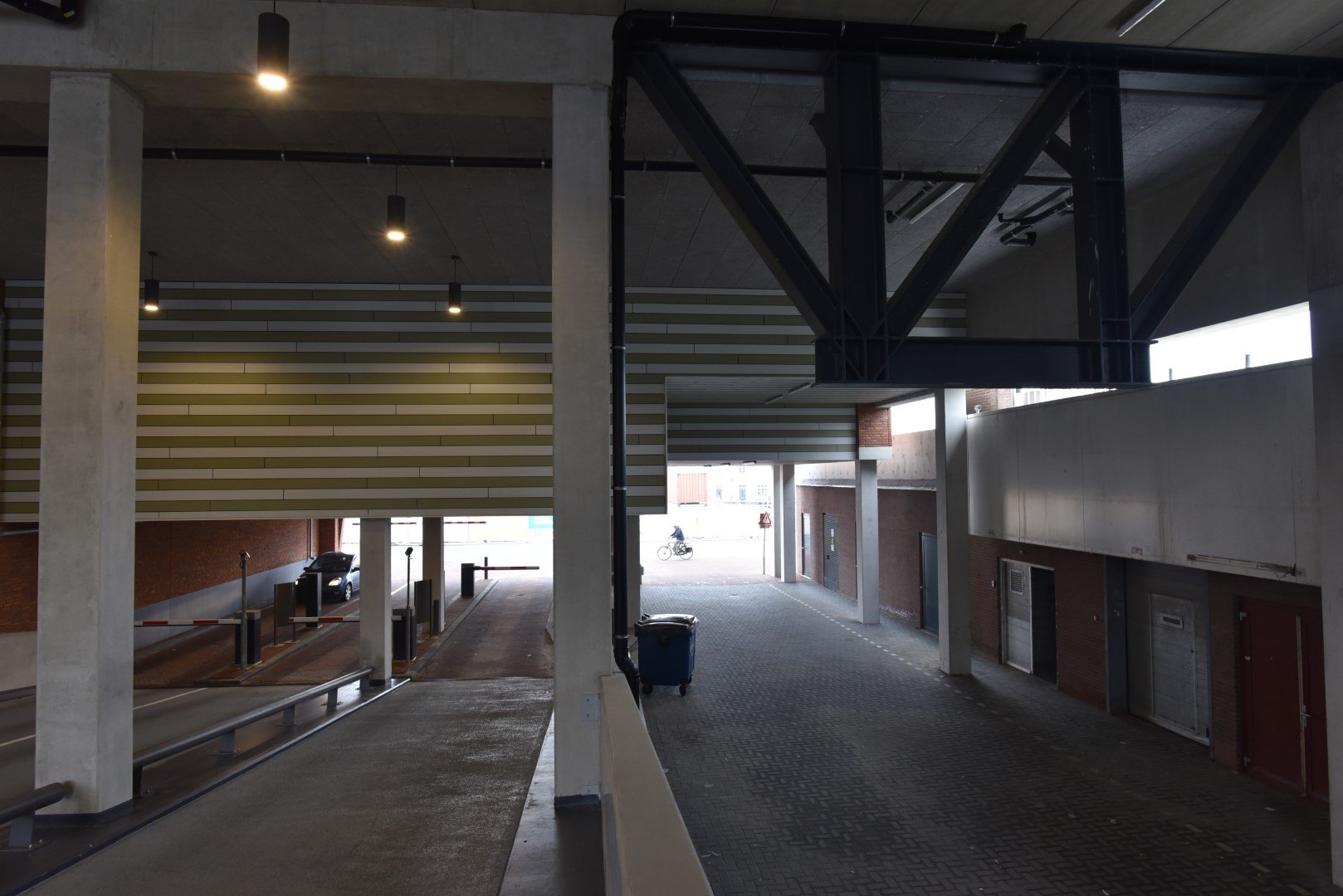 De stalen constructie en het plafond van de parkeergarage
