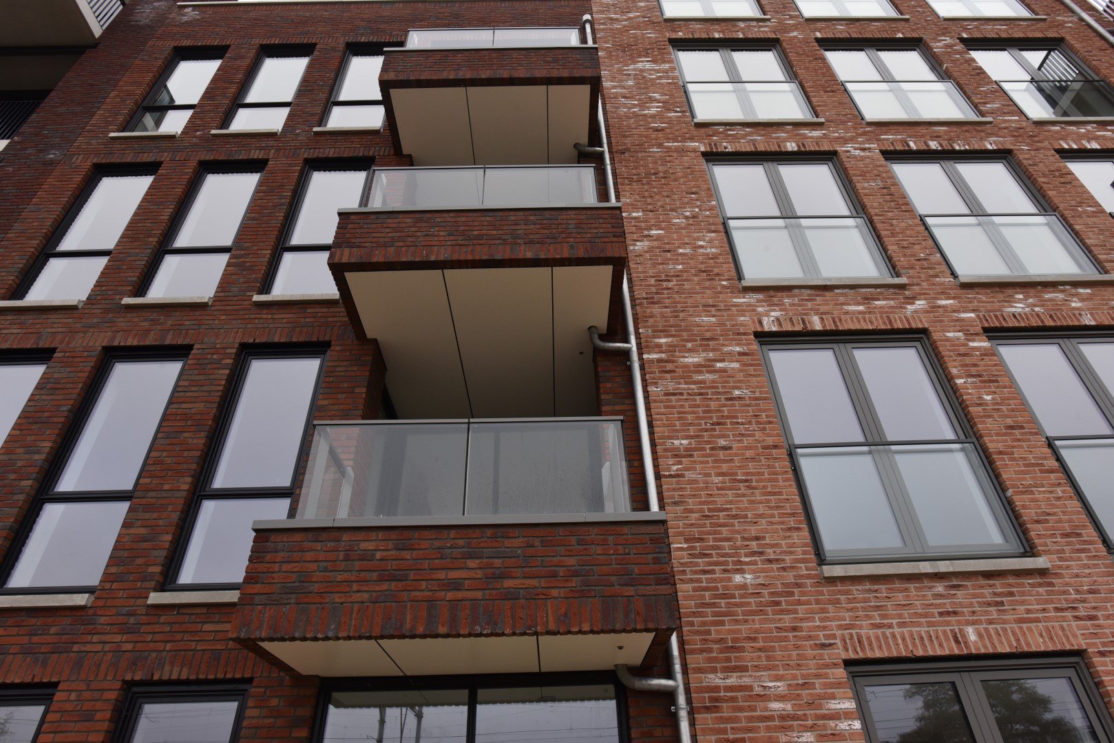 De balkons van Plaza West van onderaf met de Trespa-plafonds