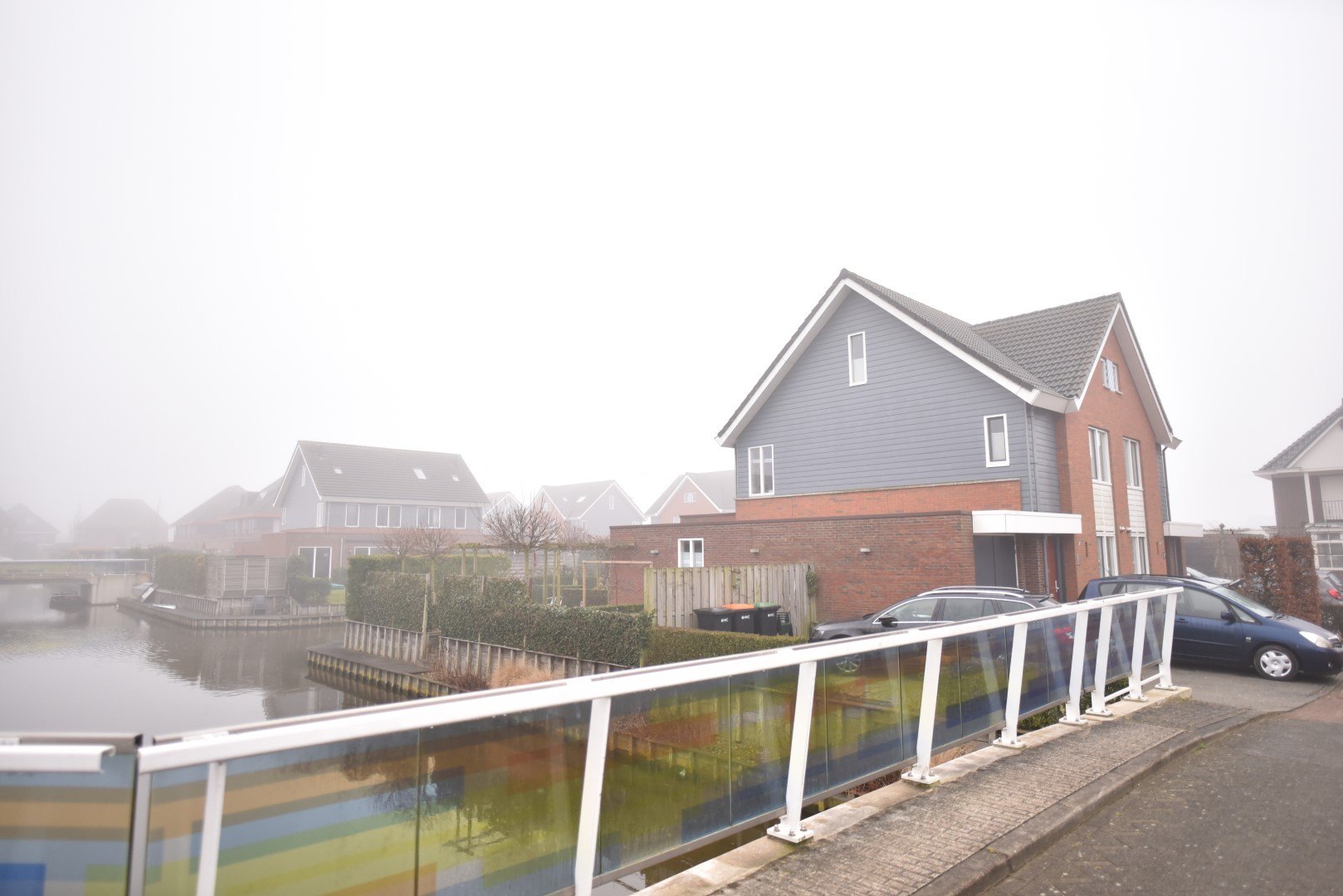 Nieuwbouwwoningen met Cedral Classic aan het water in Hoogkarspel, gezien vanaf de brug