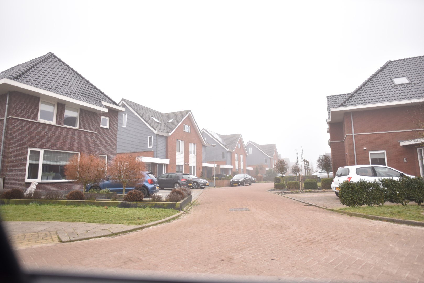 Rijwoningen met Cedral Classic op de bovenverdieping aan het water in Hoogkarspel