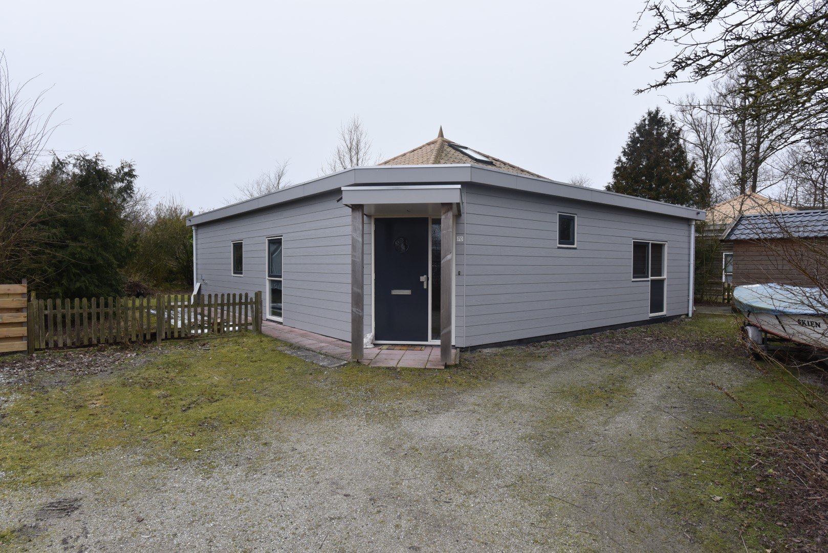 Lichtgrijze vakantiewoning in Makkum met Cedral Click Classic en een donkergrijze voordeur