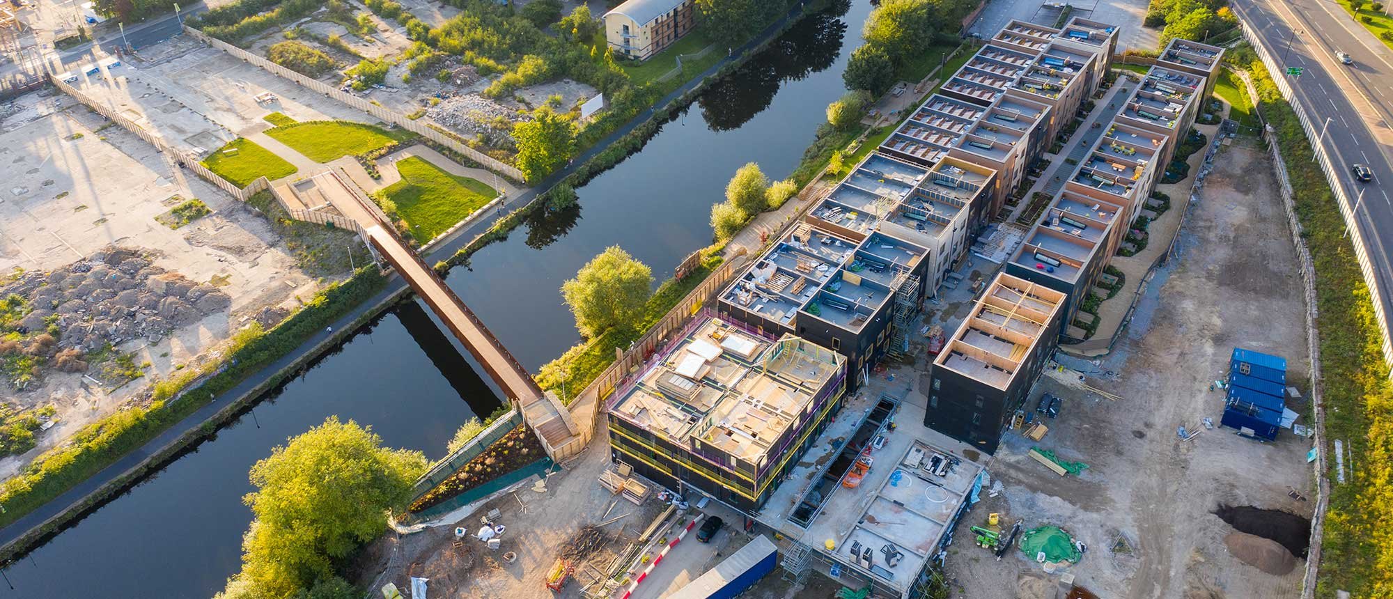 Luchtfoto van het project Plaza West in aanbouw aan het water in Haarlem